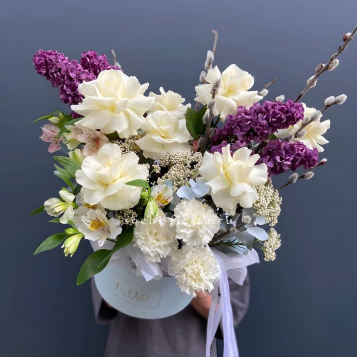 Цветочный бокс Французских роз и Сирени в Петрозаводске