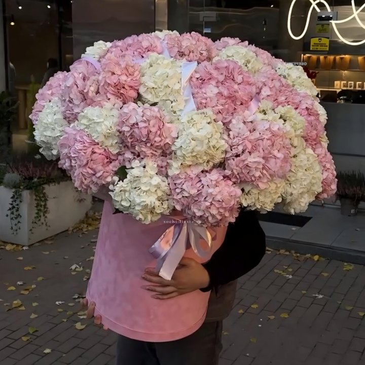 Дизайнерский цилиндр с гортензиями  в Петрозаводске