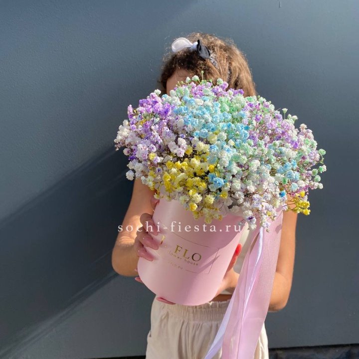 Радужные гипсофилы в шляпной коробке в Петрозаводске