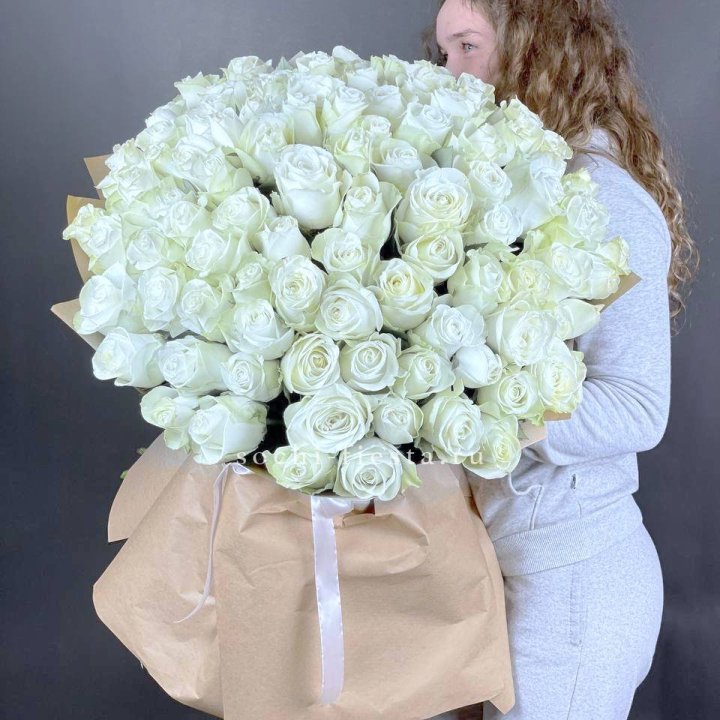 101 белая высокая импортная роза в Петрозаводске