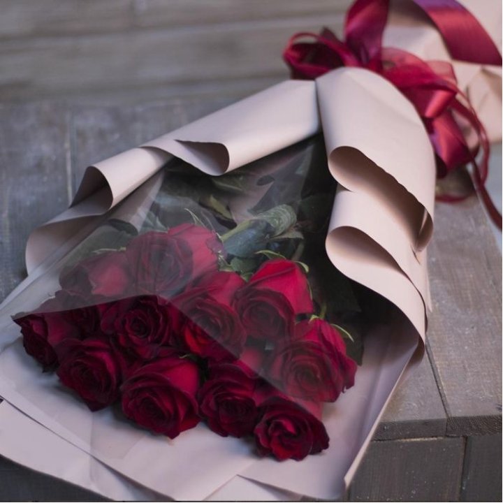 11 голландских роз в оформлении в Петрозаводске