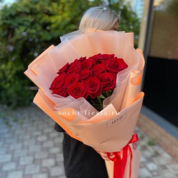 15 голландских роз в оформлении в Петрозаводске