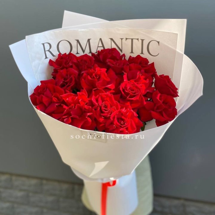 19 высоких роз в оформлении в Петрозаводске