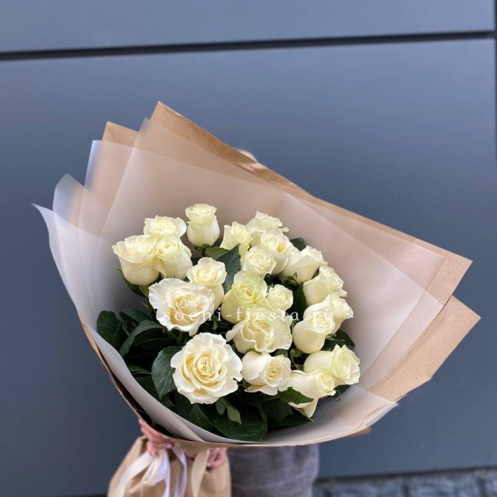  Букет  высоких белых роз   с доставкой в Петрозаводске