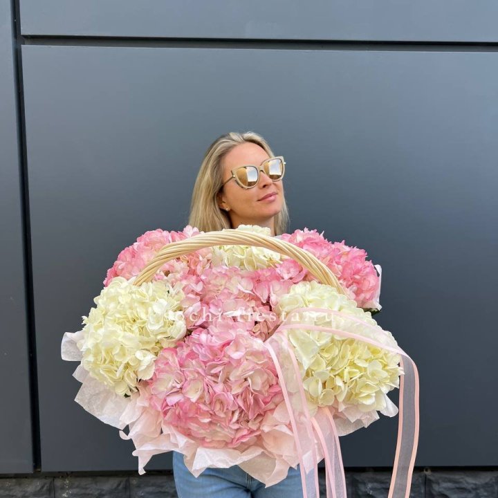 7 гортензий в корзине с доставкой в Петрозаводске