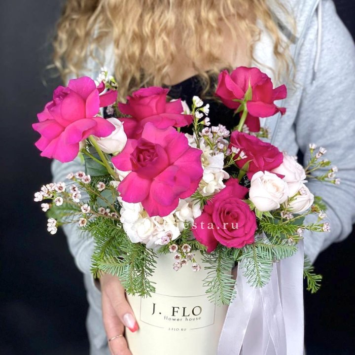 Новогодняя композиция в коробке пинк розе в Петрозаводске