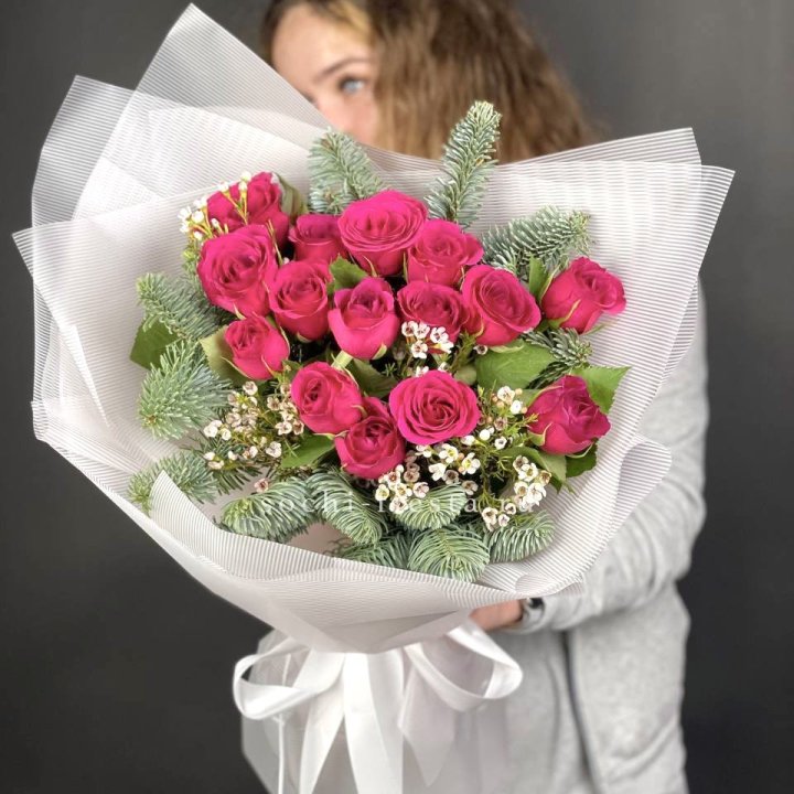 Новогодний букет Елки и Розы в Петрозаводске