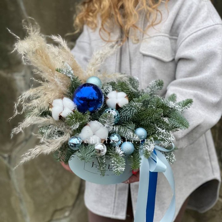 Новогодняя композиция в коробке блю в Петрозаводске