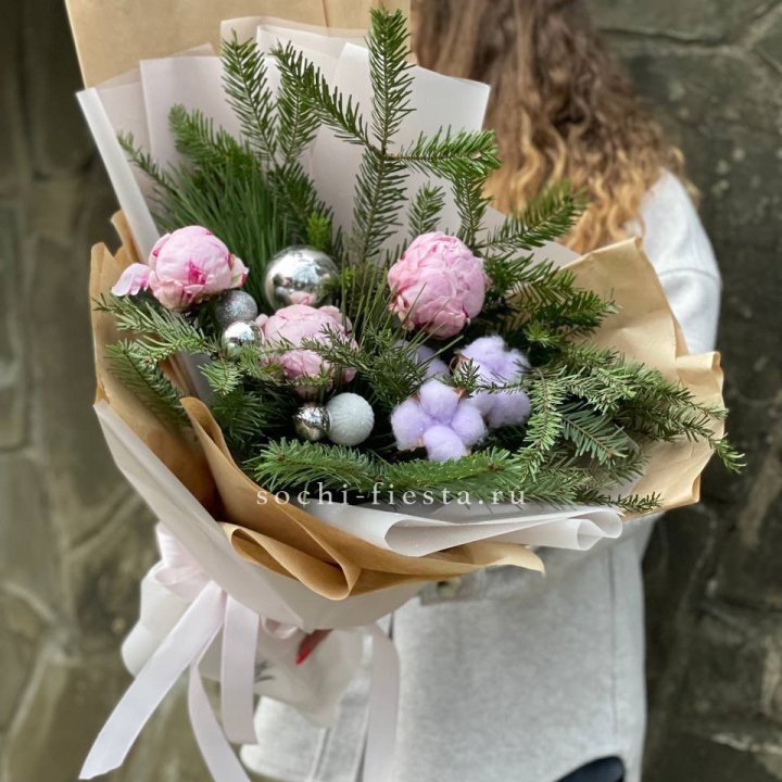 Новогодний букет с пионами  в Петрозаводске