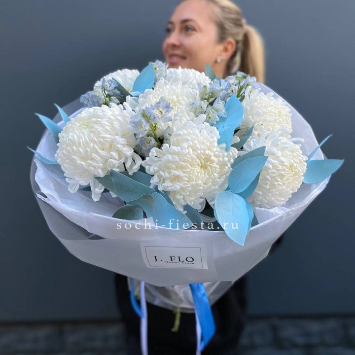 Букет хризантем Бигуди и дельфиниума  в Петрозаводске