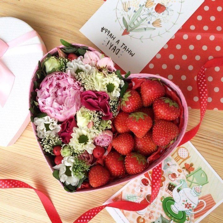 Бокс с клубникой и цветами в Петрозаводске