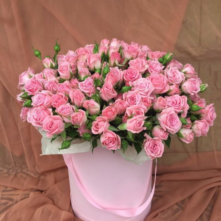 Кустовые розы в коробке в Петрозаводске