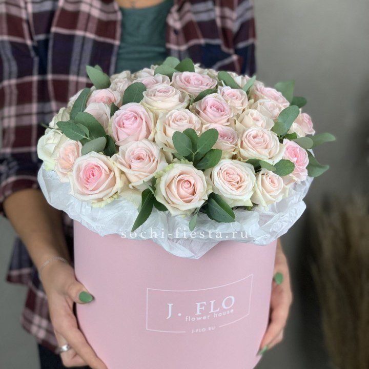 35 розовых роз в цилиндре в Петрозаводске