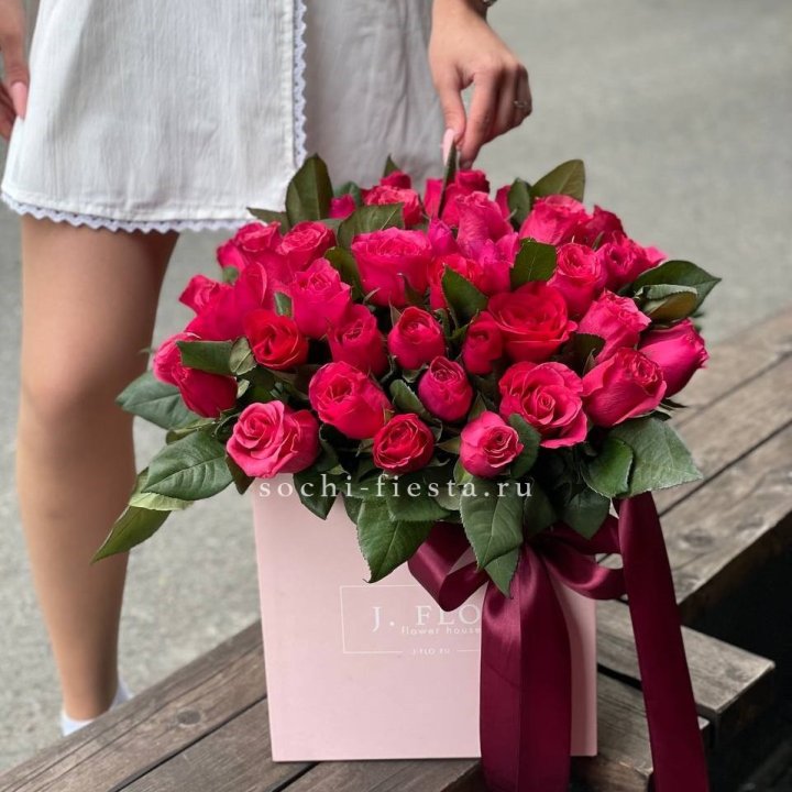 55 алых роз в кубе в Петрозаводске