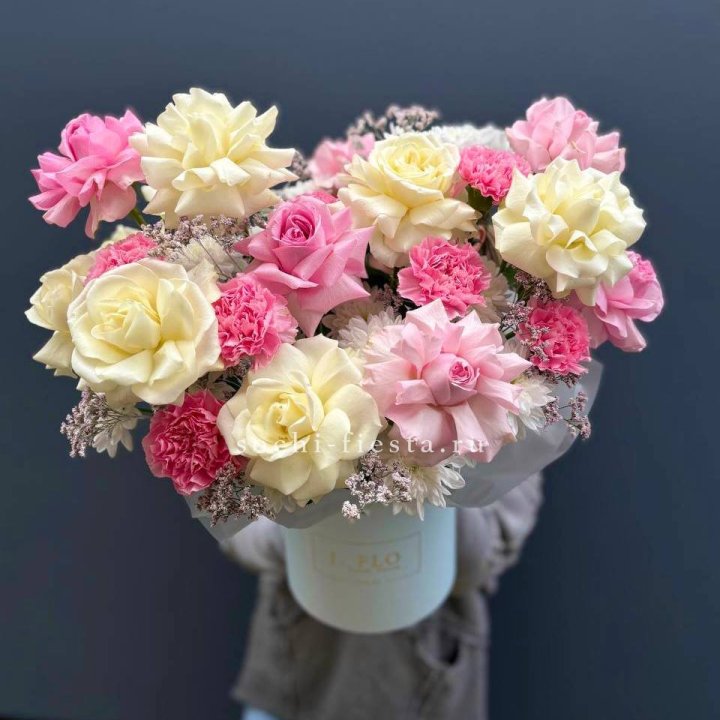 Коробка французских роз и диантусов "Бони" в Петрозаводске