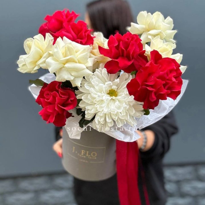 Французские розы с хризантемой в боксе в Петрозаводске