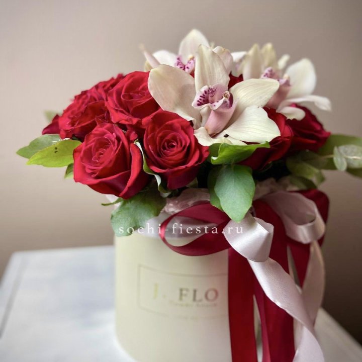 Розы и орхидеи в боксе в Петрозаводске