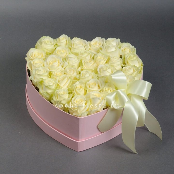 35 белых роз в коробке "Сердце" в Петрозаводске