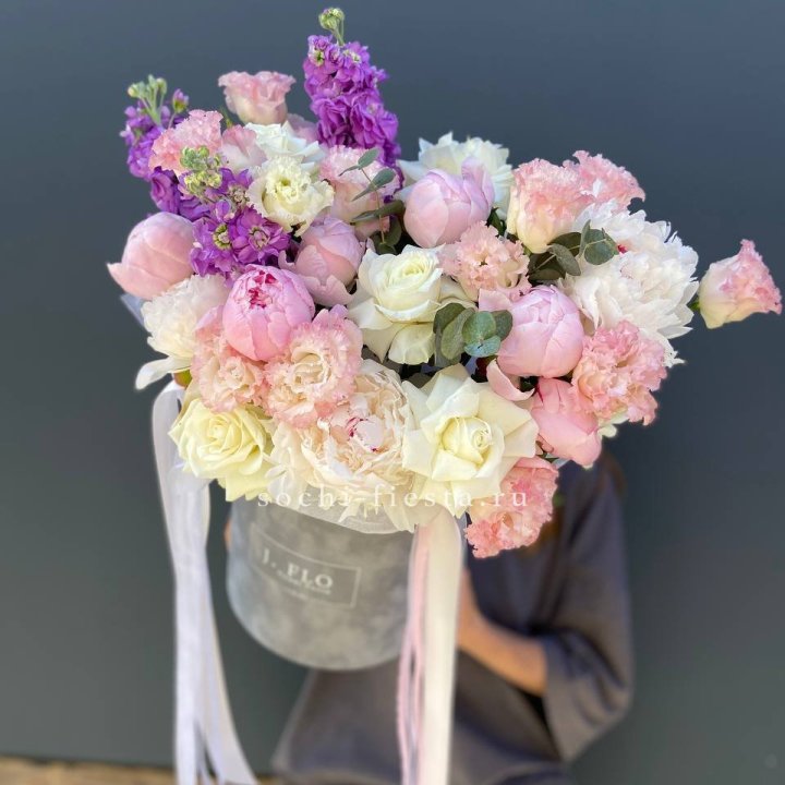 Дизайнерский цилиндр с пионами "Ривьера" в Петрозаводске