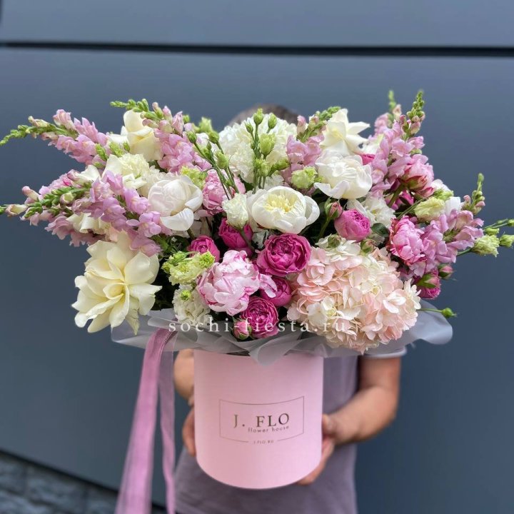 Дизайнерский цилиндр с пионами "Саманта" в Петрозаводске