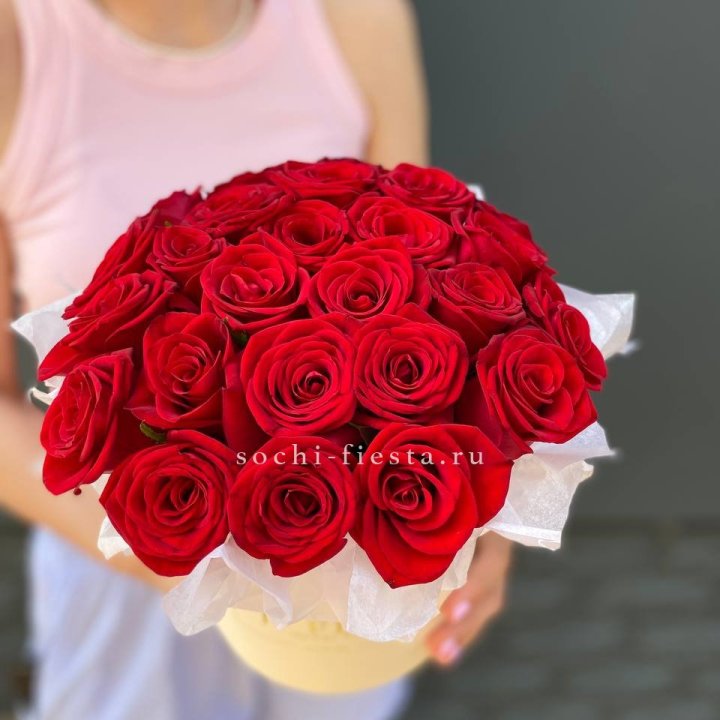 Красные розы в цилиндре в Петрозаводске