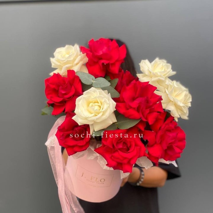 13 Французских роз в боксе в Петрозаводске