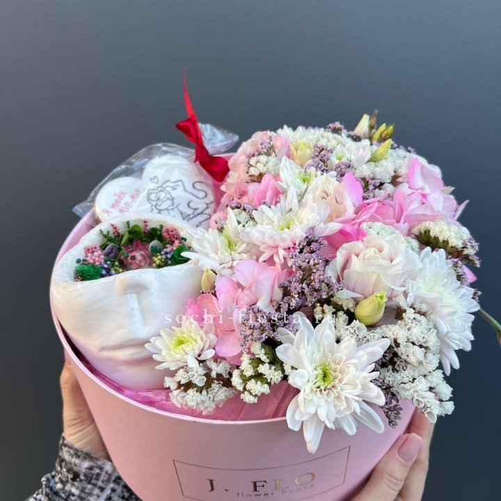 Цветы и свеча в коробке в Петрозаводске