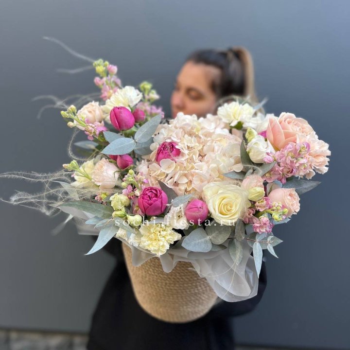 Цветочная композиция в джутовом боксе  в Петрозаводске