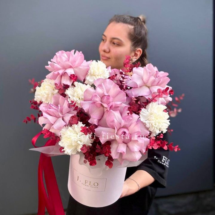 Бокс с французскими розами "Вела вита" в Петрозаводске