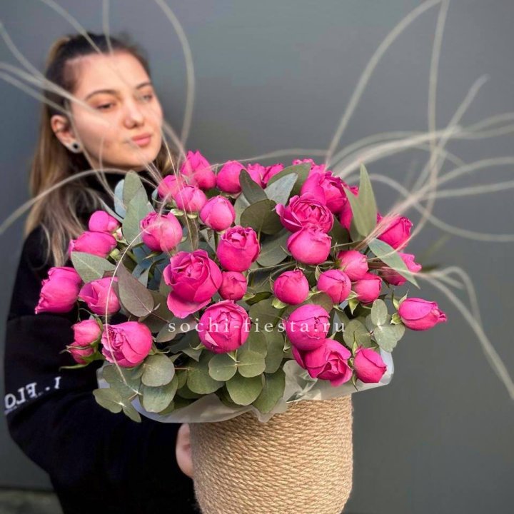 Пионовидные розы Мисти Бабблс в джутовом кашпо в Петрозаводске