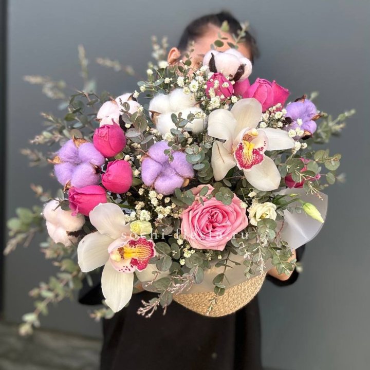 Орхидея и розы в джутовом кашпо в Петрозаводске