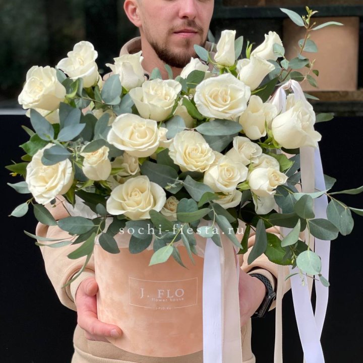 41 белая роз в бархатном боксе в Петрозаводске