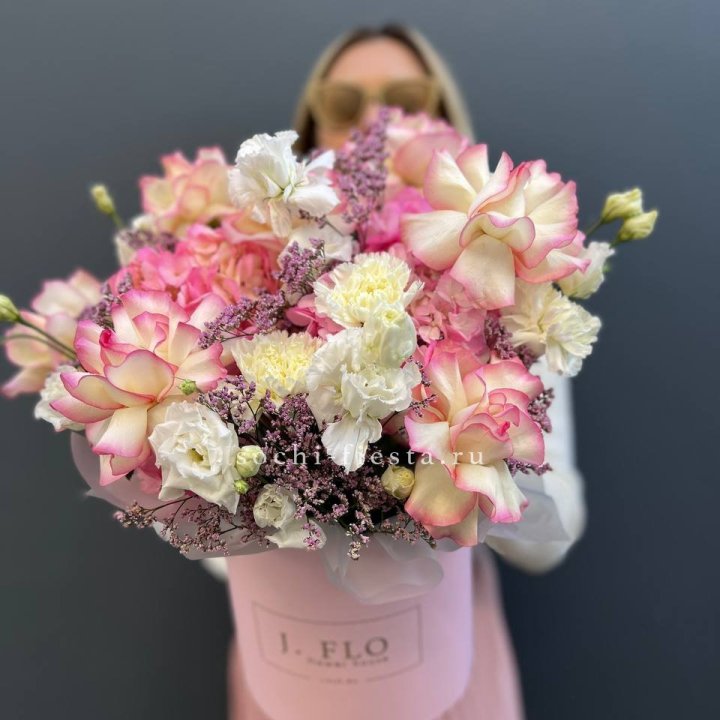 Цветочная композиция "Глория" в боксе в Петрозаводске