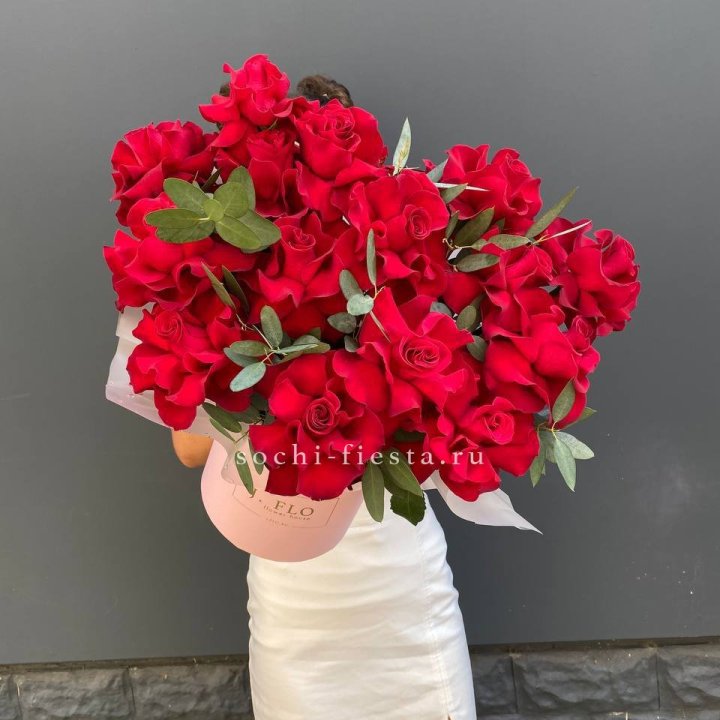 Бокс из 17 французских роз с доставкой в Петрозаводске