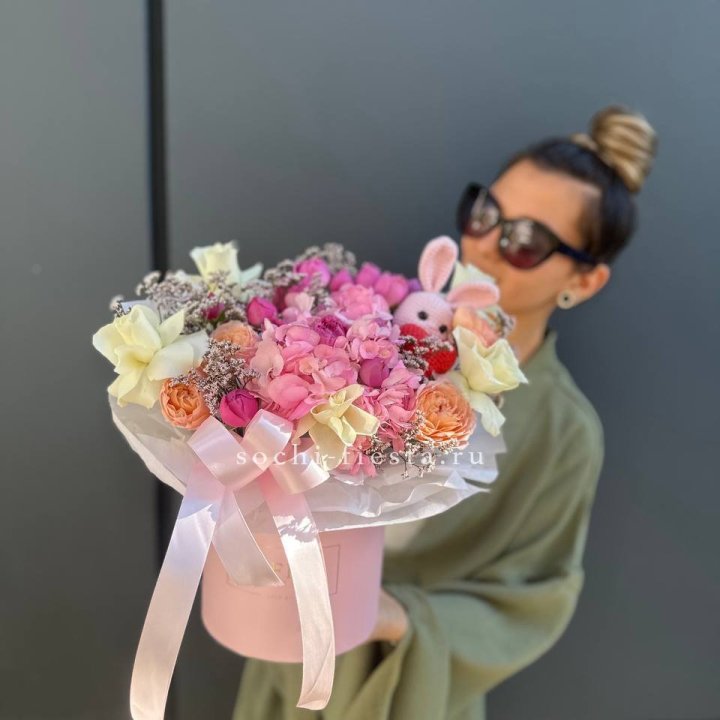 Дизайнерский цилиндр с игрушкой "Лола" в Петрозаводске