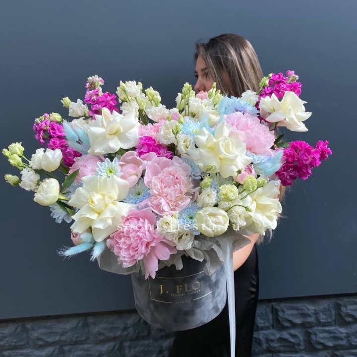 Дизайнерский цилиндр "Пионы гарден" в Петрозаводске