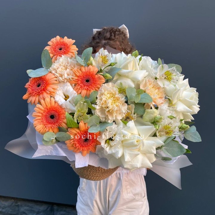 Розы и герберы в джутовом кашпо "Георгино" в Петрозаводске