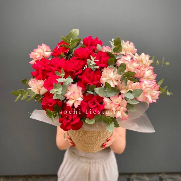 25 Французских роз в джутовом кашпо  в Петрозаводске