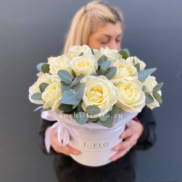 15 белых роз в боксе в Петрозаводске