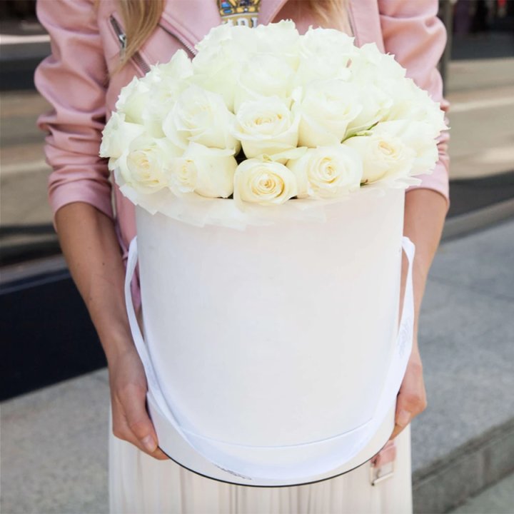 35 белых роз в цилиндре в Петрозаводске