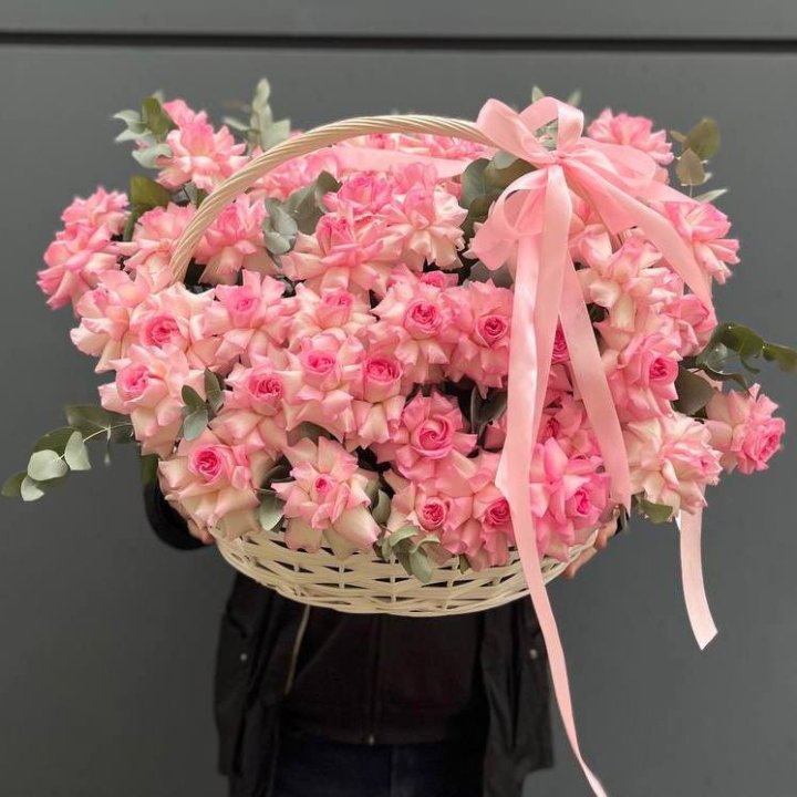 51 розовая роза в корзине в Петрозаводске