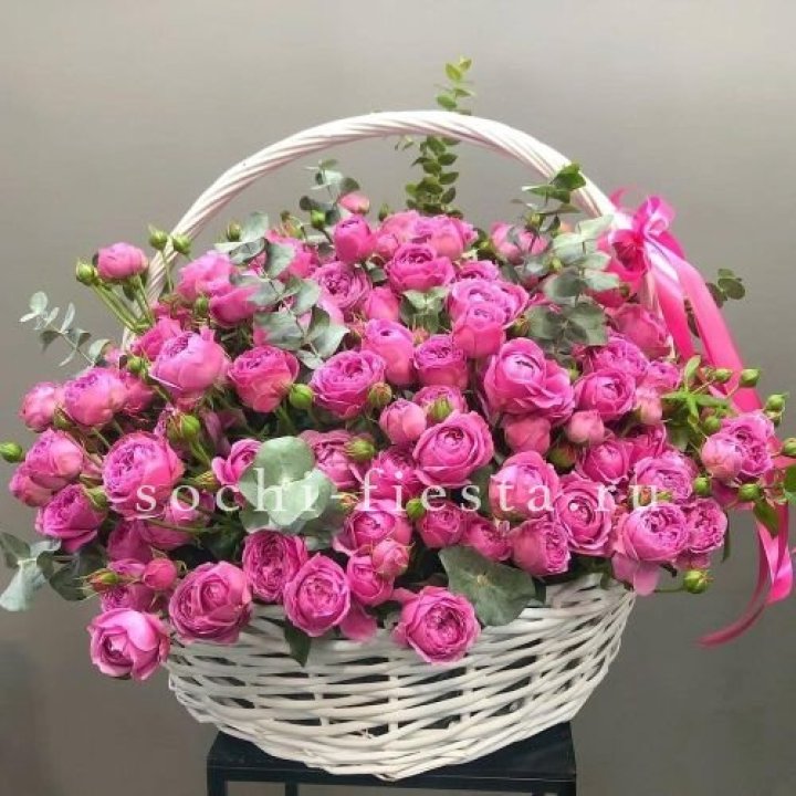 65 пионовидных кустовых роз в корзине в Петрозаводске