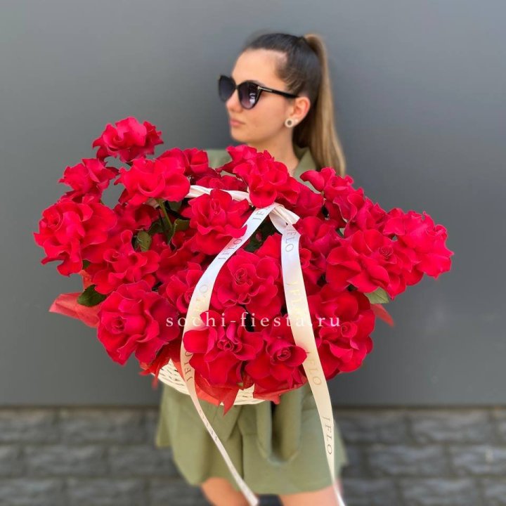 Красные французские розы в корзине в Петрозаводске