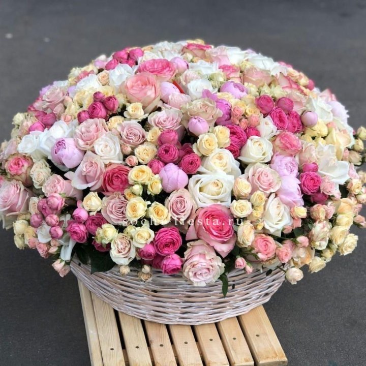 Цветочная корзина из пионов и пионовидных роз "Юниверсити" в Петрозаводске