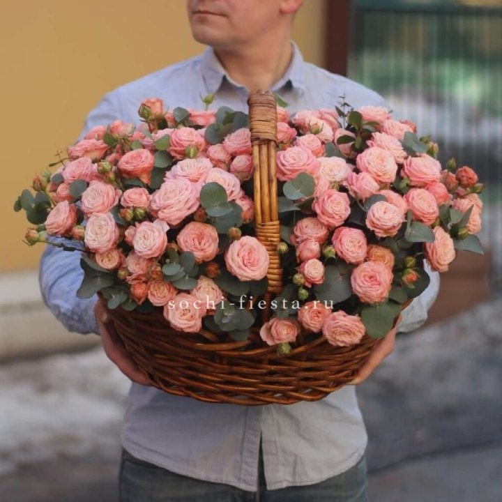 Корзина из 101 пионовидной розы в Петрозаводске