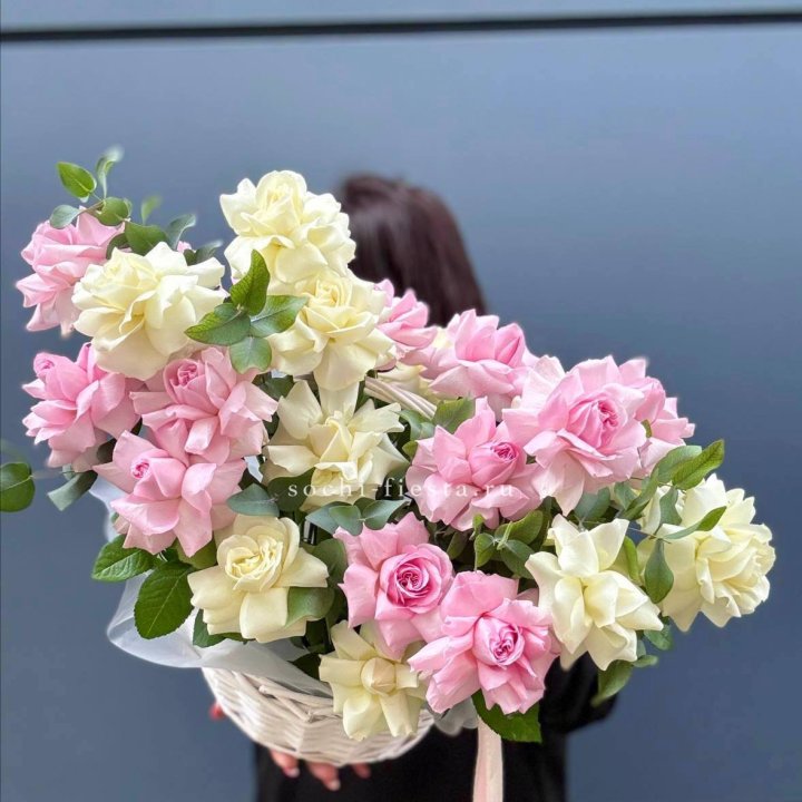 25 Французских роз в корзине в Петрозаводске