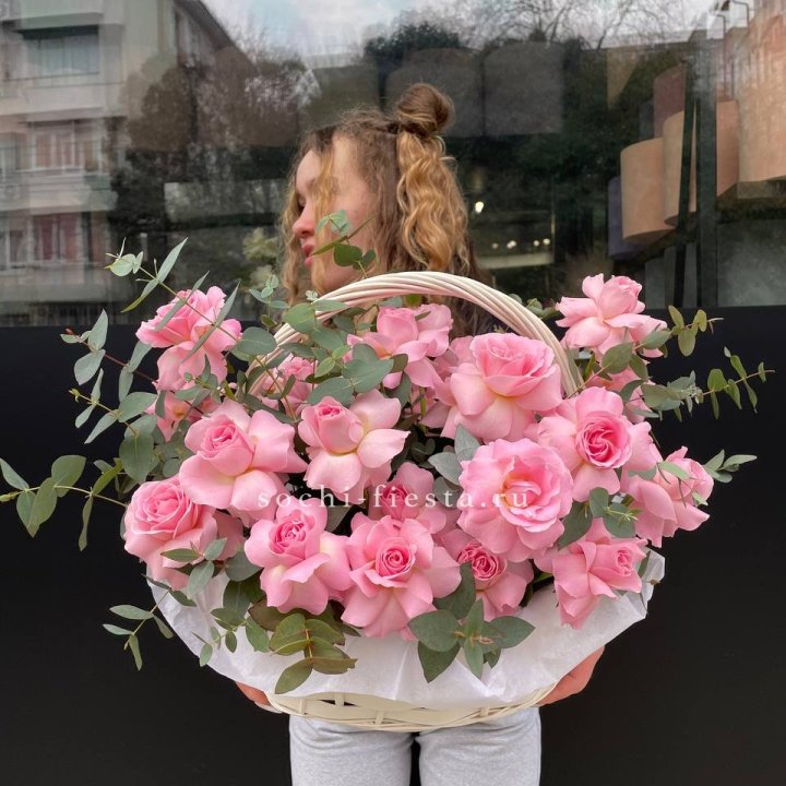 25 роз в цветочной корзине  в Петрозаводске