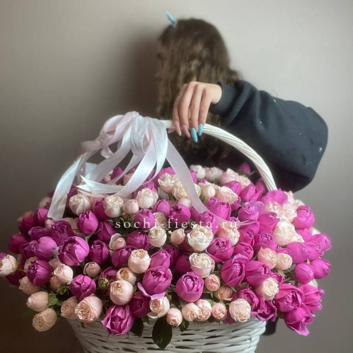 Премиум корзина пионовидных кустовых роз в Петрозаводске