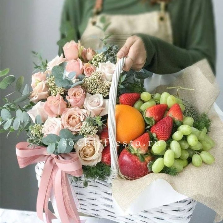 Фруктовая корзина c цветами в Петрозаводске
