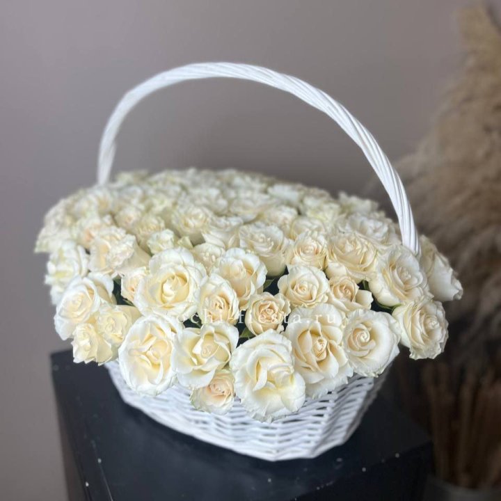 101 белая роза в корзине в Петрозаводске